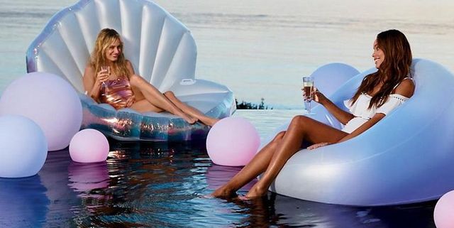 Clamshell store pool float